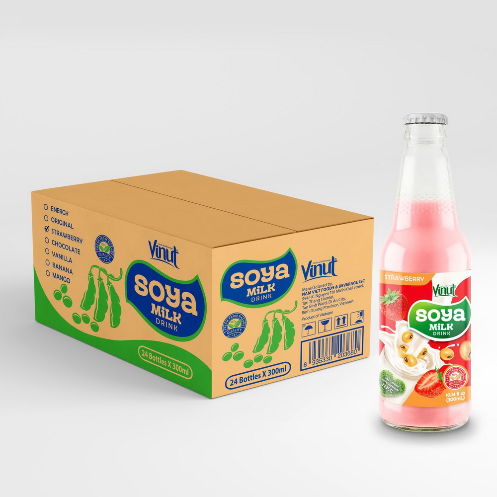 170_Strawberry-Soya-Milk-Bottle-300ml-1-1.jpg Vinut مشروب حليب الصويا بنكهة الفراولة، خالٍ من التعديل الوراثي، مصنوع từ فول الصويا النقي 100%، زجاجة زجاجية سعة 10.14 fl oz (300 mL) - الصورة 1
